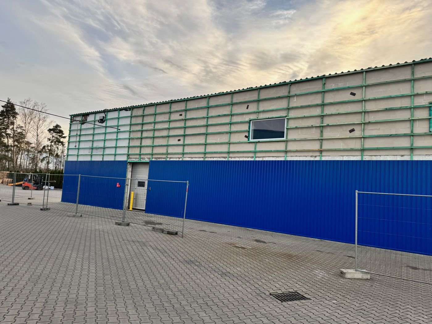 Ściana hali z termoizolacją i rusztem pod blachę trapezową